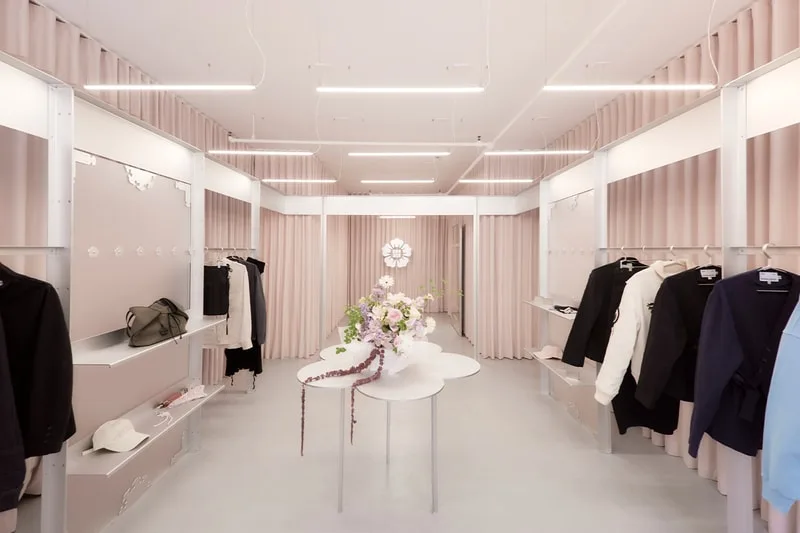 Boutique élégante avec rides roses et vêtements exposés.
