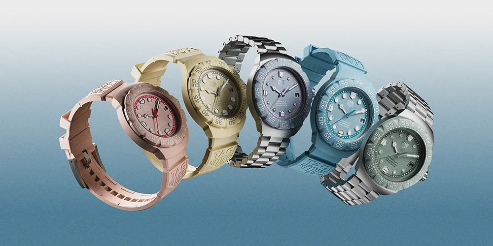 Cinq montres colorées avec bracelets assortis exposées côte à côte.