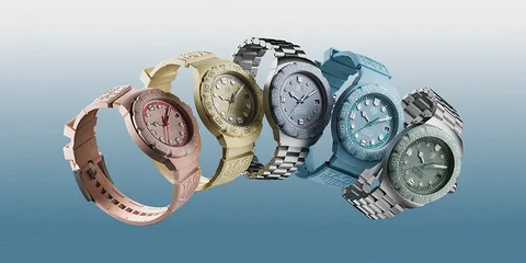 Cinq montres colorées avec bracelets assortis exposées côte à côte.
