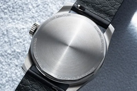 Dos d'une montre avec bracelet en cuir noir.