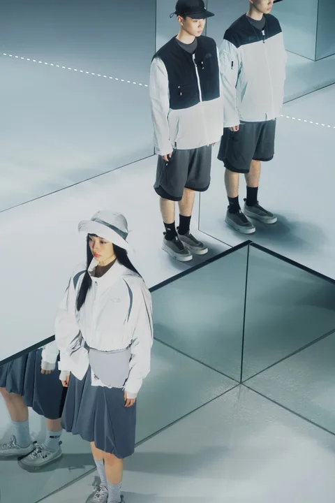 Personnes en vêtements modernes avec reflets miroirs.