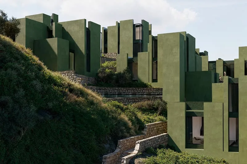 Bâtiments verts modernes intégrés dans une colline.