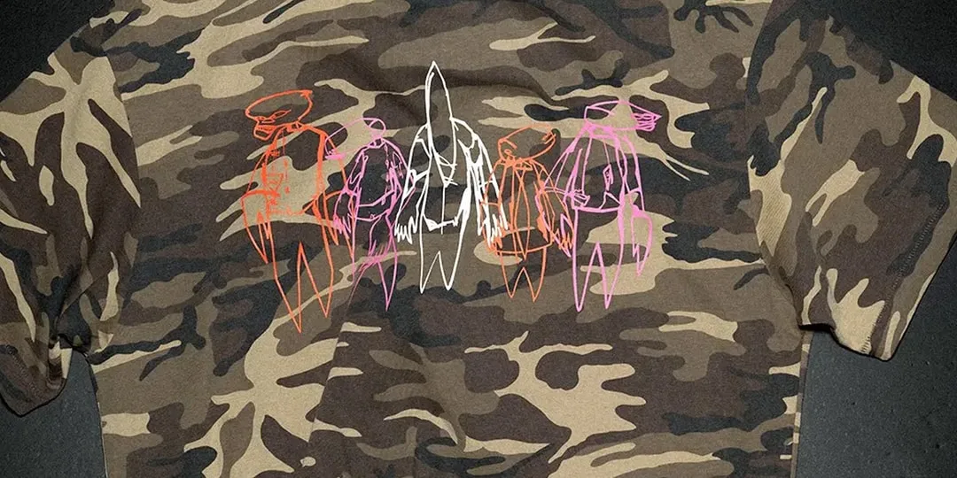 T-shirt camouflage avec designs colorés.