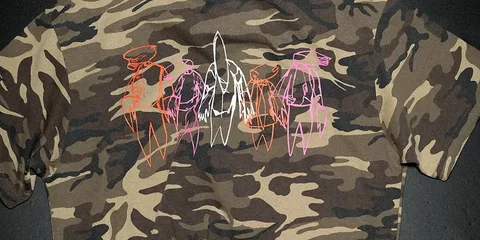 T-shirt camouflage avec designs colorés.