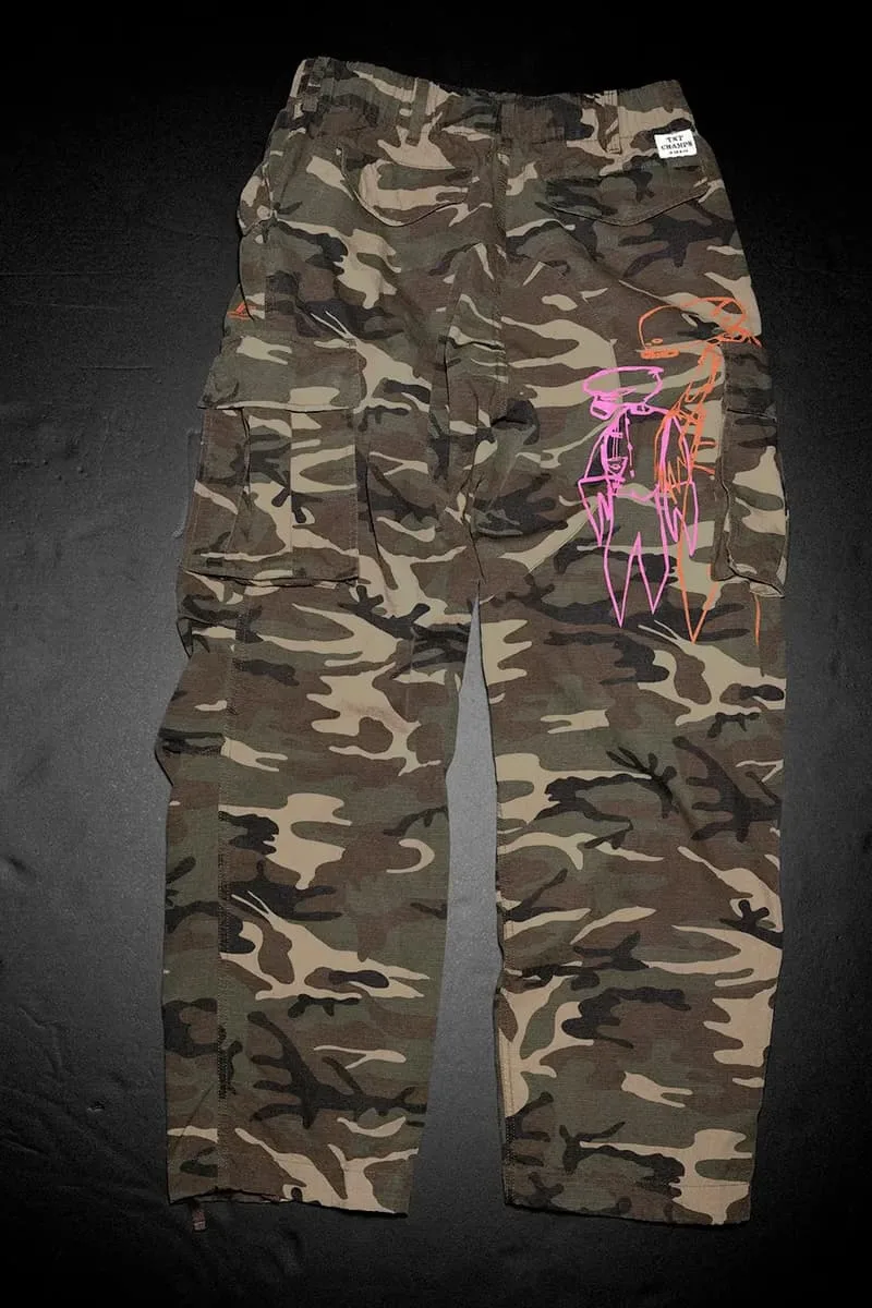 Pantalon camouflage avec dessin abstrait coloré.