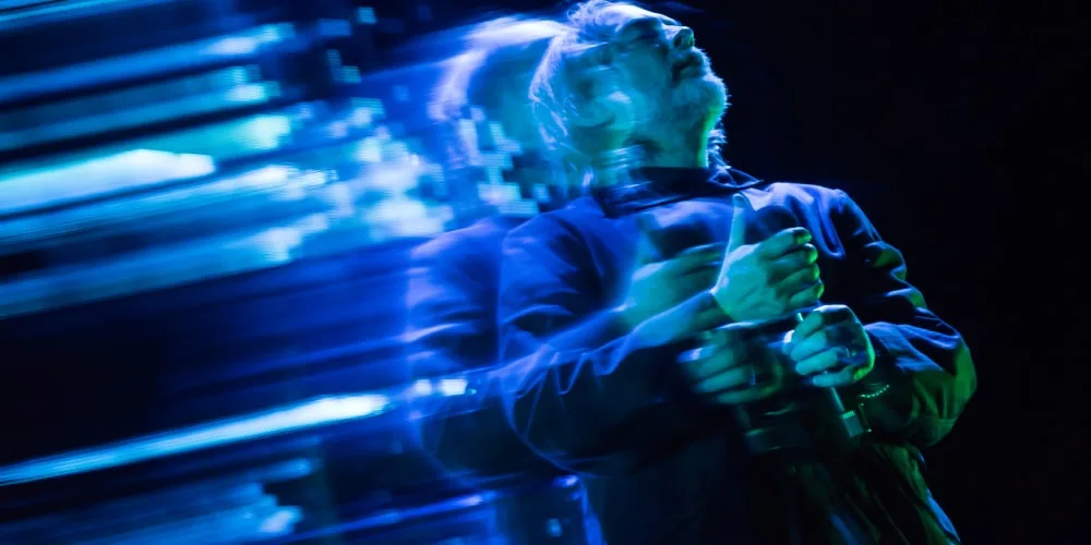 Flou artistique d'une personne avec effet lumineux bleu.