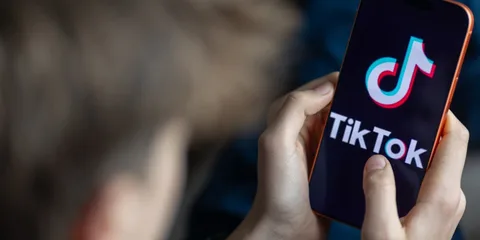 Personne utilisant TikTok sur un smartphone, gros plan