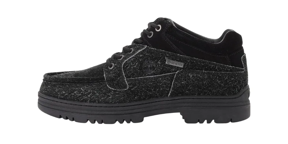 Chaussure noire avec texture laineuse et semelle épaisse.