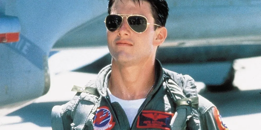 Homme en lunettes de soleil avec uniforme d'aviation.