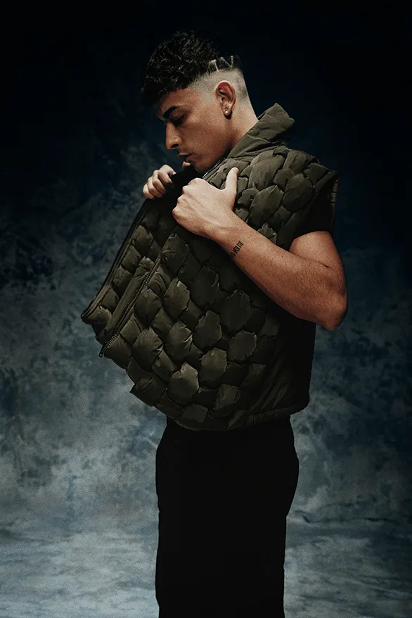 Homme posant avec un gilet matelassé