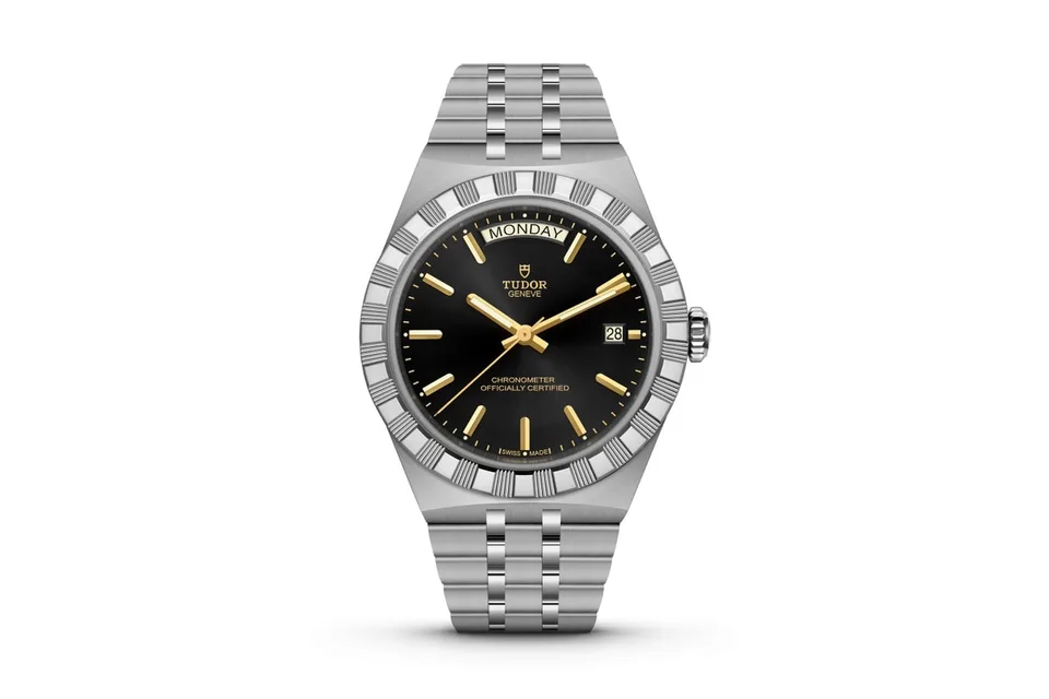 Montre Tudor en métal avec cadran noir et chiffre arabe.