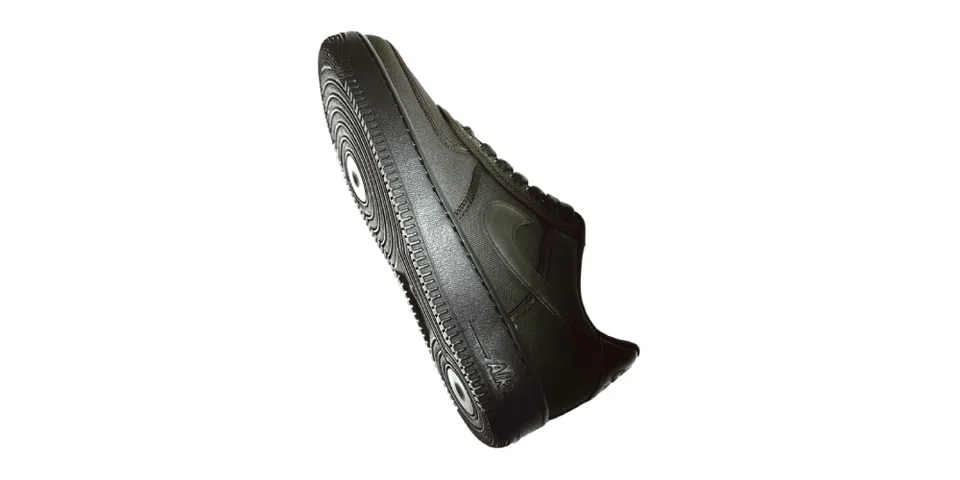 Chaussure noire vue de côté avec semelle texturée.