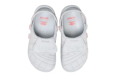 Sabots blancs Crocs et Umbro avec logo rouge.