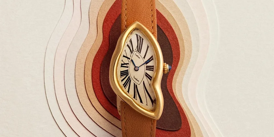 Montre avec cadran fondu et bracelet en cuir sur fond artistique coloré.