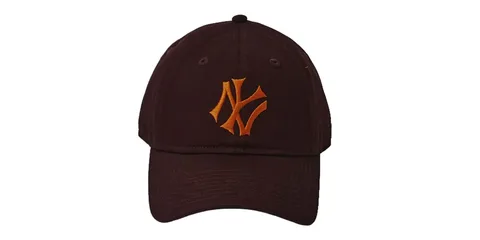 Casquette noire avec logo orange en forme de N stylisé