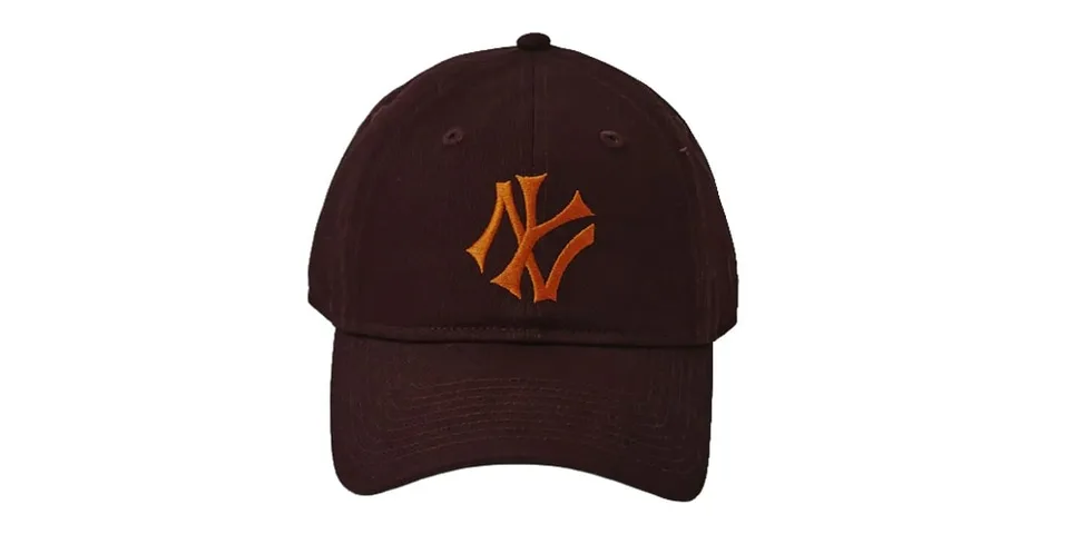 Casquette noire avec logo orange en forme de N stylisé