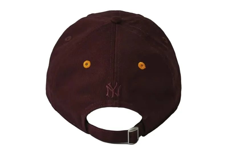 Casquette bordeaux vue de dos avec logo brodé sur la bande arrière.