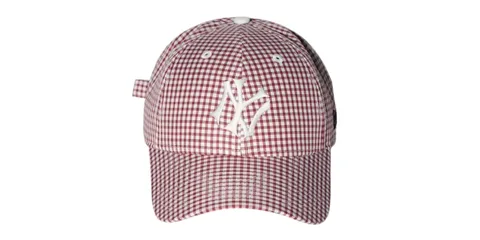 Casquette à carreaux rouges et blancs avec logo blanc à l'avant.