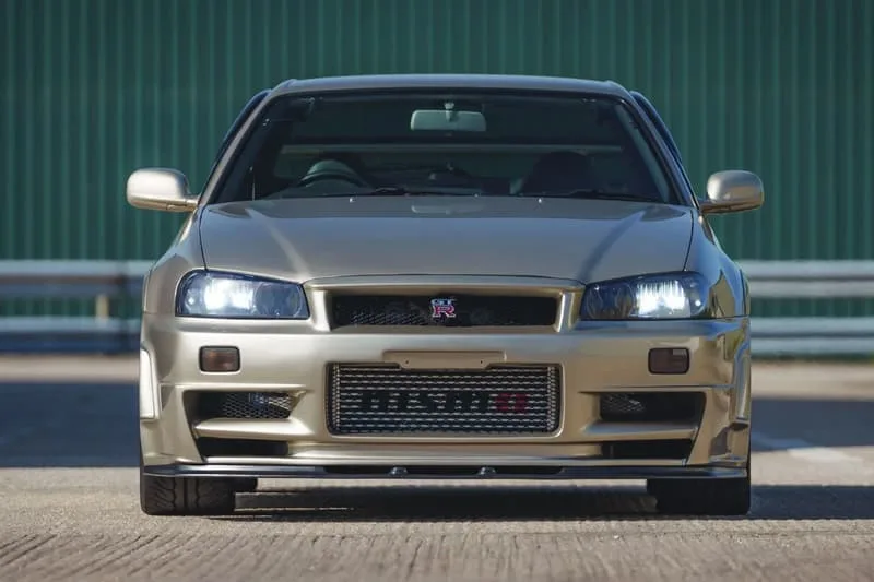 une-collection-de-nissan-r34-skyline-gt-r-mise-aux-encheres/carousel-10.jpg