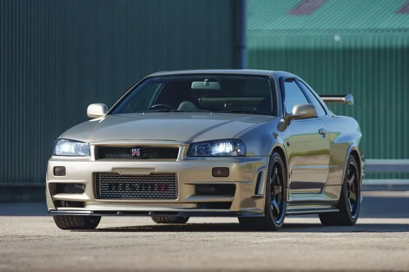 une-collection-de-nissan-r34-skyline-gt-r-mise-aux-encheres/carousel-12.jpg