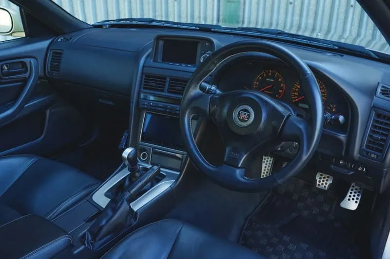 une-collection-de-nissan-r34-skyline-gt-r-mise-aux-encheres/carousel-13.jpg