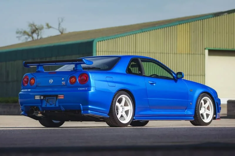 une-collection-de-nissan-r34-skyline-gt-r-mise-aux-encheres/carousel-15.jpg