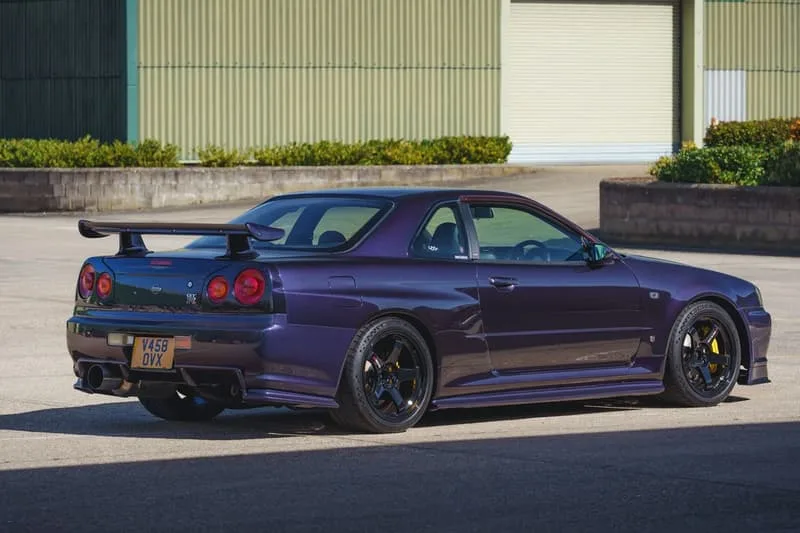 une-collection-de-nissan-r34-skyline-gt-r-mise-aux-encheres/carousel-2.jpg