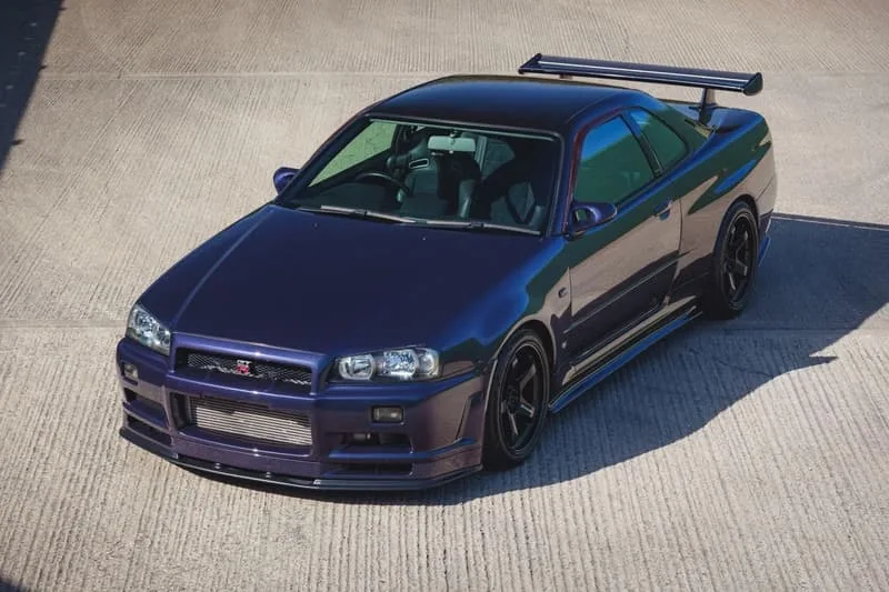 une-collection-de-nissan-r34-skyline-gt-r-mise-aux-encheres/carousel-3.jpg