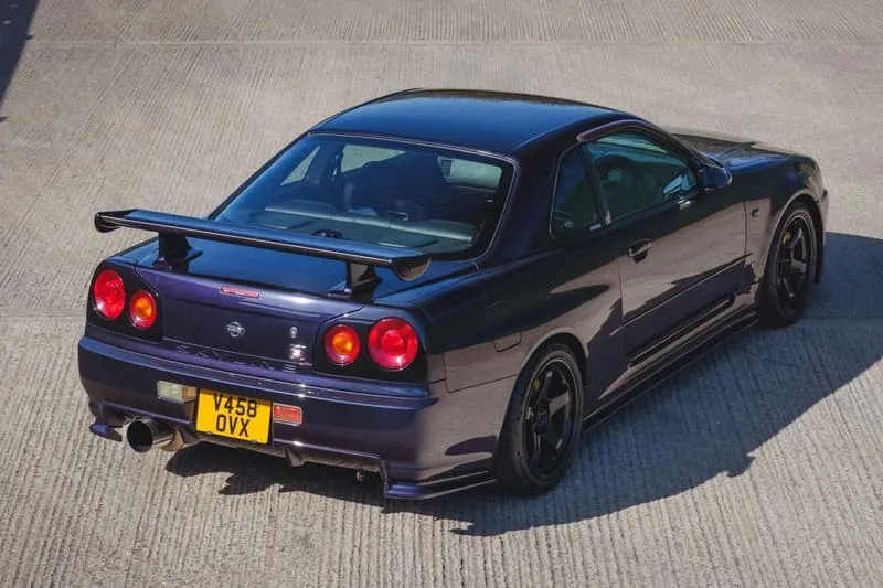 une-collection-de-nissan-r34-skyline-gt-r-mise-aux-encheres/carousel-4.jpg