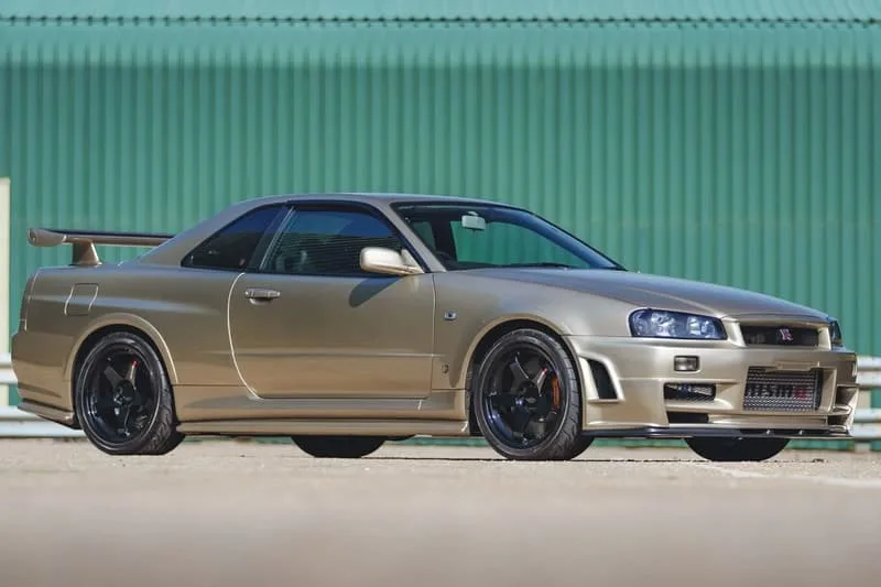 une-collection-de-nissan-r34-skyline-gt-r-mise-aux-encheres/carousel-8.jpg