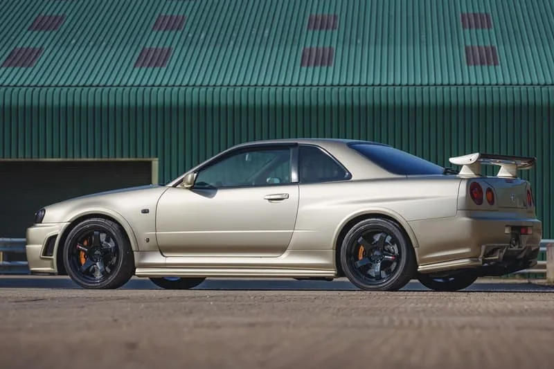 une-collection-de-nissan-r34-skyline-gt-r-mise-aux-encheres/carousel-9.jpg