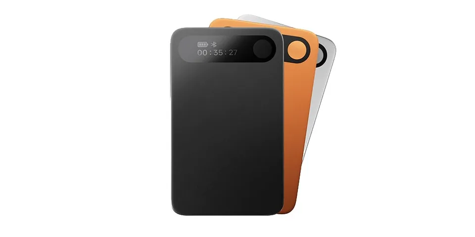 Trois batteries portables avec écran numérique.
