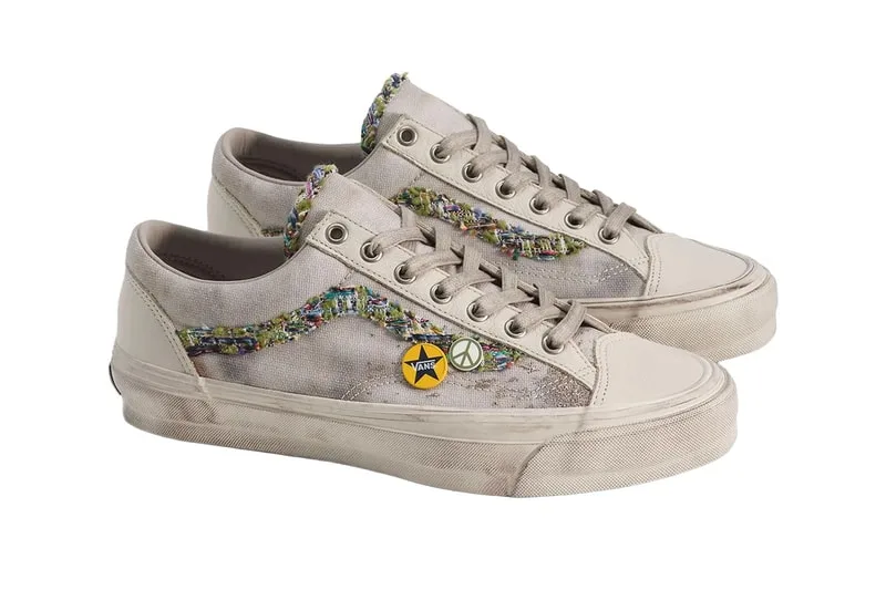 Chaussures colorées avec badges et motif Peace and Love.