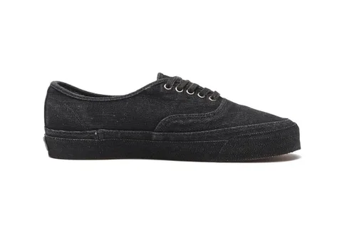 Chaussure noire en toile avec lacets et semelle gomme.