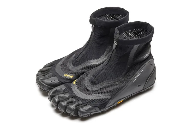 Chaussures noires Vibram FiveFingers avec protection montante et fermeture éclair.
