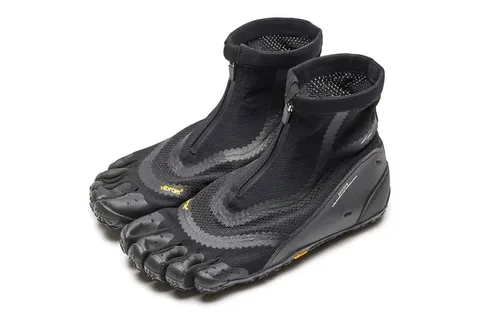 Chaussures noires Vibram FiveFingers avec protection montante et fermeture éclair.