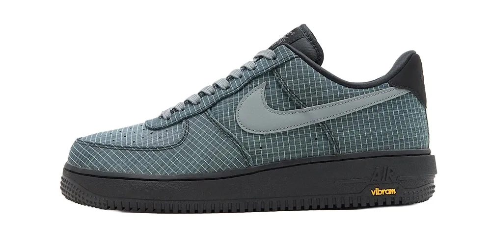 Chaussure sportive bleue avec logo Swoosh, semelle noire.