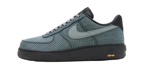 Chaussure sportive bleue avec logo Swoosh, semelle noire.