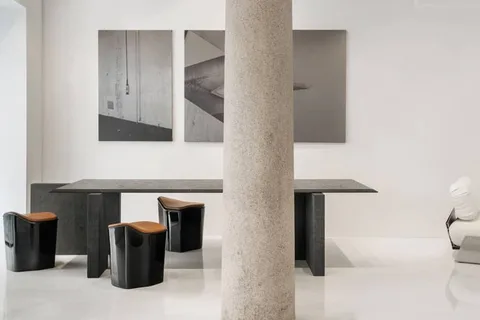 Intérieur minimaliste avec table et colonnes