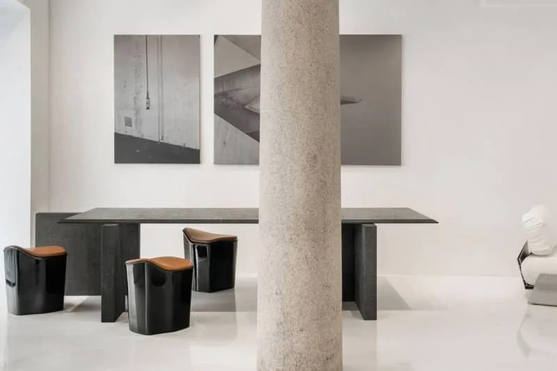 Intérieur minimaliste avec table et colonnes