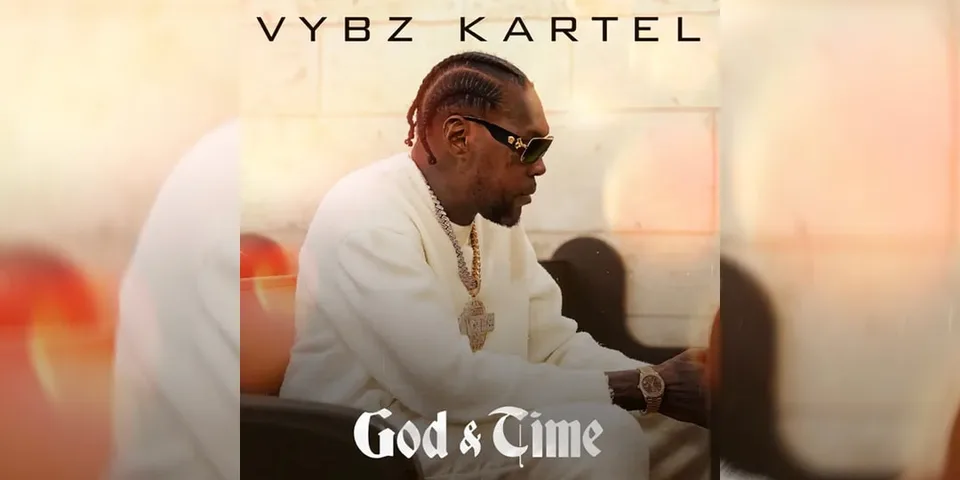 Image d'une personne avec des lunettes de soleil et texte 'God & Time'.