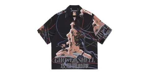 Chemise avec motif 'Ghost in the Shell', fond noir et détails colorés.