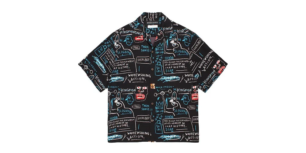Chemise noire avec motifs colorés et textes artistiques.