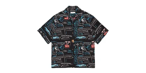 Chemise noire avec motifs colorés et textes artistiques.