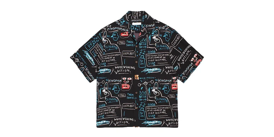 Chemise noire avec motifs colorés et textes artistiques.
