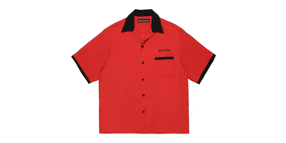 Chemise rouge à manches courtes avec col noir et motif 'paradise'.