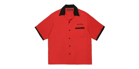 Chemise rouge à manches courtes avec col noir et motif 'paradise'.