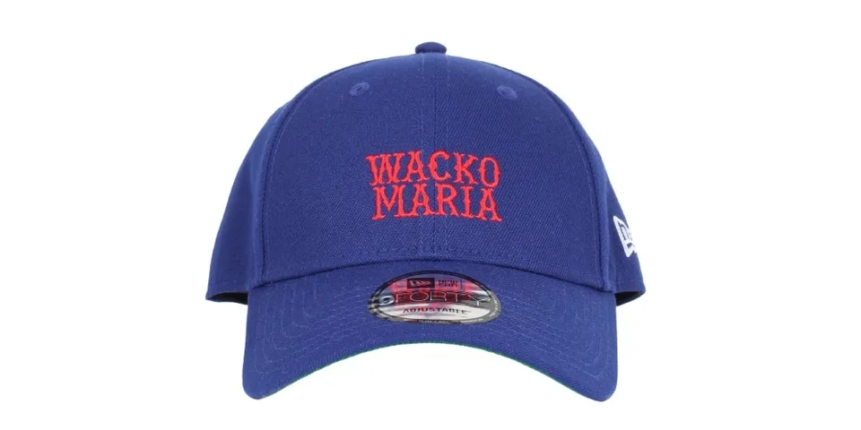 Casquette bleue avec "Wacko Maria" brodé en rouge.