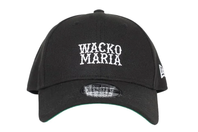Casquette noire avec texte blanc 'WACKO MARIA' sur le devant.