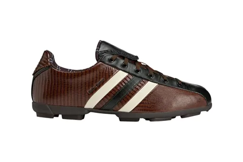 Chaussure marron avec rayures blanches sur le côté.